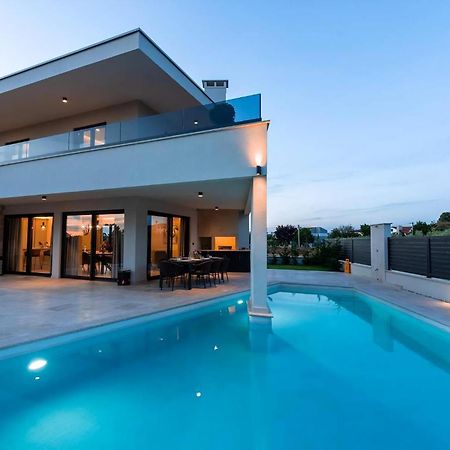 Luxurioese Villa Perla Mit Pool Und Jacuzzi Poreč Extérieur photo