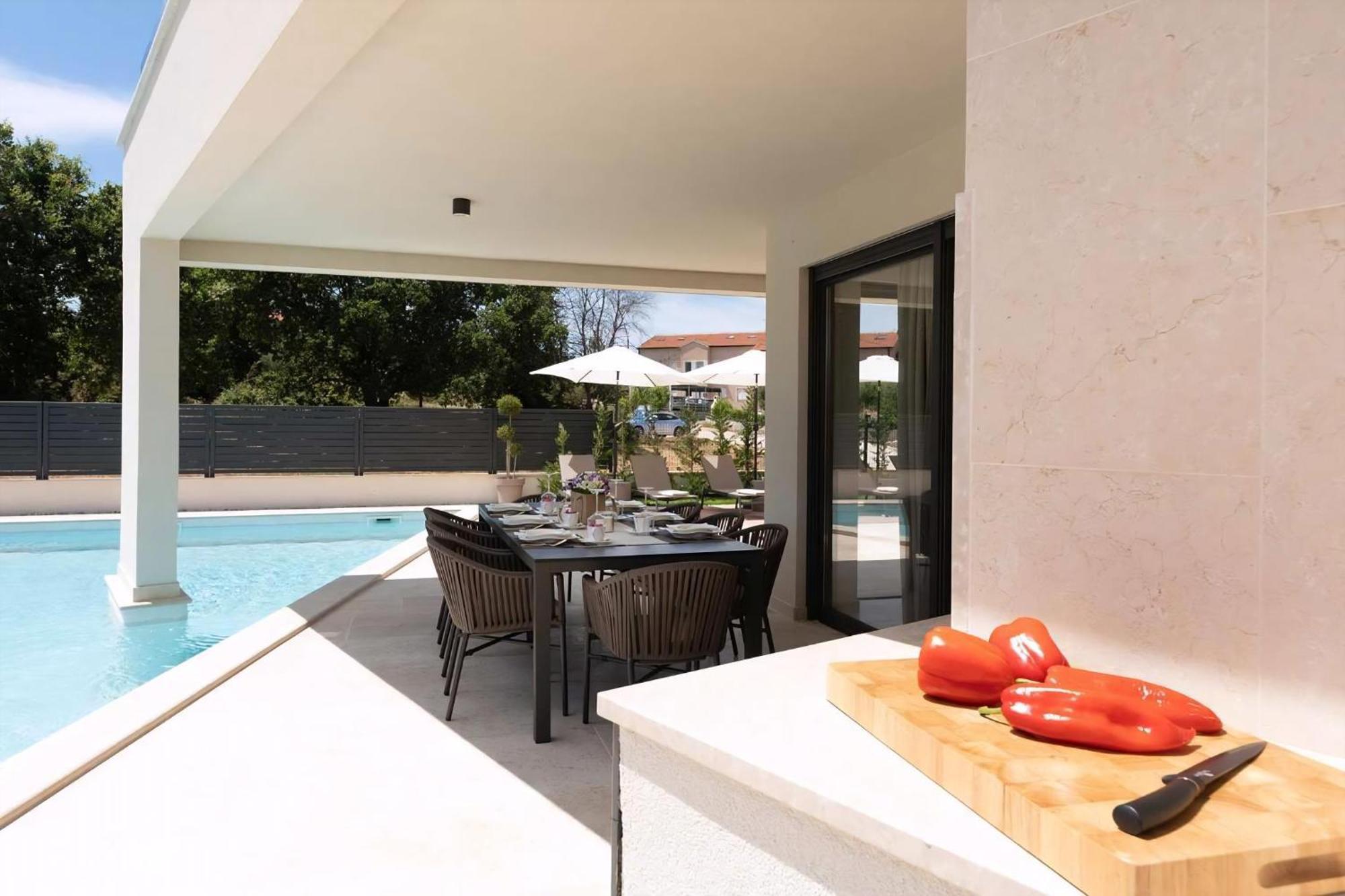 Luxurioese Villa Perla Mit Pool Und Jacuzzi Poreč Extérieur photo